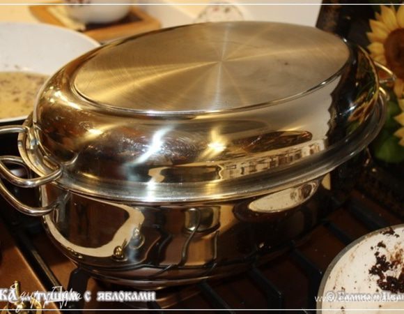 А потом накрываем крышкой  и ставим на огонь. Сначала можно на сильный. Как зашкворчит внутри, так сразу огонь на минимум. 