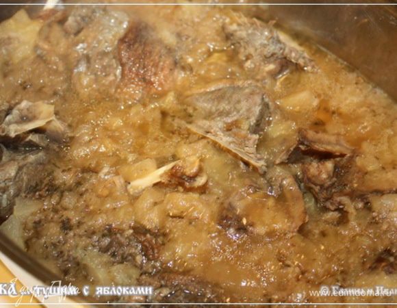 Часа через полтора … может два. Смотрите сами – тут есть нюансы. Зависит и от утки и от яблок и от личных предпочтений. Так вот через часа полтора уже можно снимать крышку.
Мясо от утиных костей должно не то чтобы совсем отваливаться, но отделяться легко.
