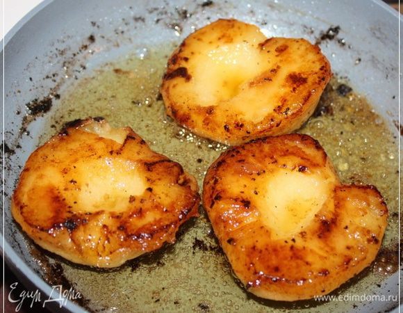 А…, кстати. Жир утиный не спешите выливать … ну, типа там – раковину.
Возьмите пару яблок. Почистите … и на сковороду.
В этот самый утиный жир.
