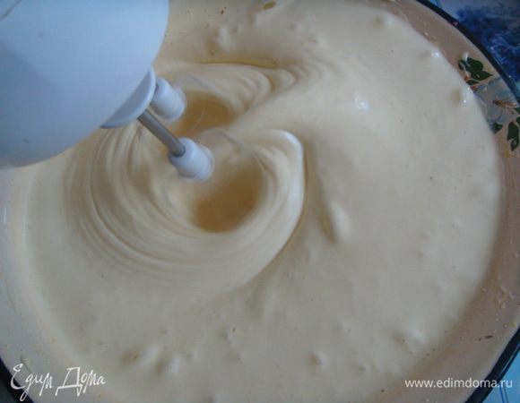 яйца смешать с сахаром, взбить в пышную пену 