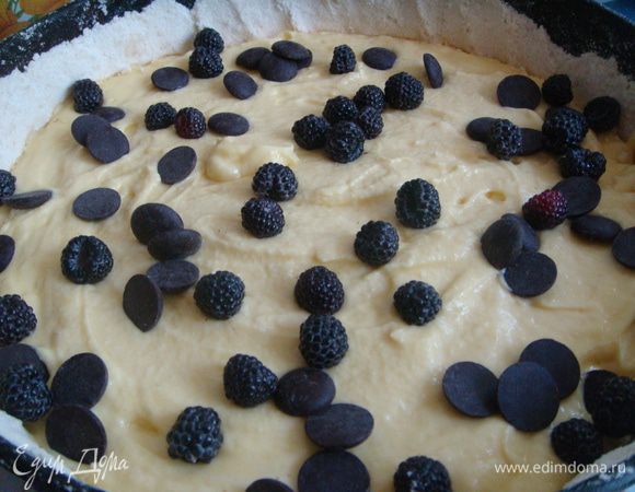 добавить ягоды и шоколад (у меня черная малина-это смесь малины и ежевики, необыкновенное существо,которое в выпечке и варенье начинает просто чудно пахнуть!!вкусно-а главное как полезно!!!!!!!!!!))