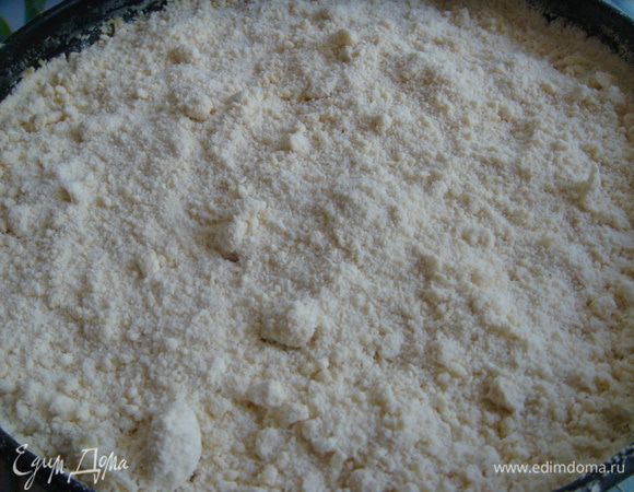 присыпать оставшейся крошкой, выпекать час при t 160-170С 