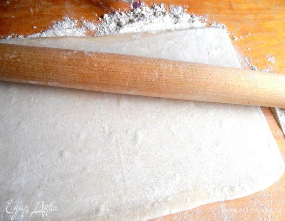 Слоёное тесто размораживаем (в моей пачке два листа..., хватит одного!) и раскатываем довольно тонко...