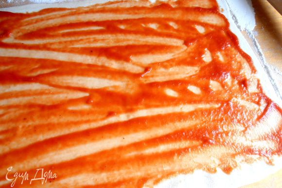 Смазываем кетчупом или томатной пастой не очень густо...