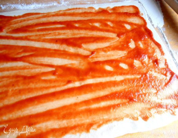 Смазываем кетчупом или томатной пастой не очень густо...