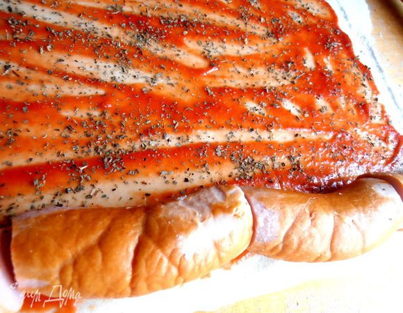 Выкладываем по краю сардельки, отрезав у них "попочки")))