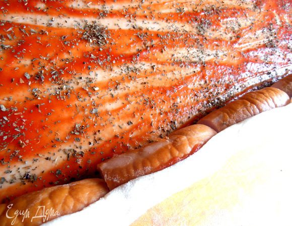 Накрываем краешком теста и начинаем сворачивать...