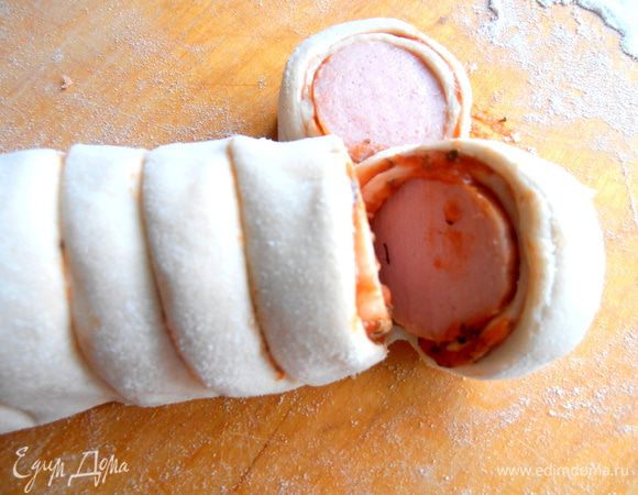 Начинаем отгибать дольки, разворачивать "лицом вверх" и отводить в разные стороны.