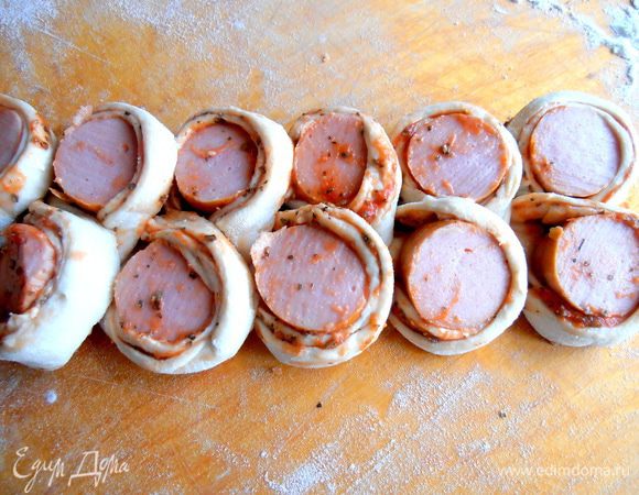 Похоже на манер лепки плюшек)))