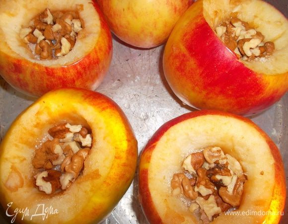 Яблоки вымыть и вынуть сердцевину. Положить в каждое по 1 ч ложке сахара и немного грецких орехов. Запекать в духовке до готовности...