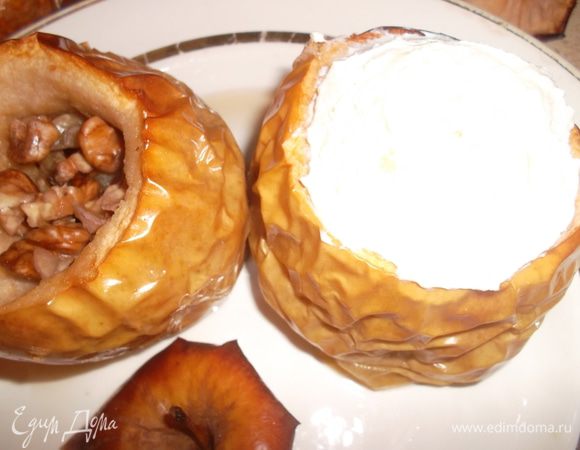 Готовые яблочки остудить и наполнить сверху творожной массой...