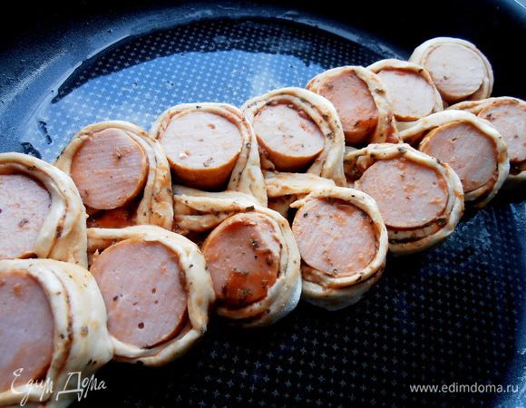 Переносим на двух лопатках косу в смазанную форму...