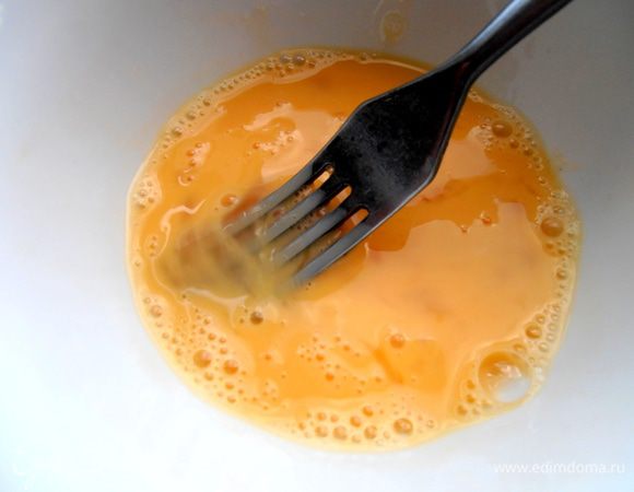 Взбиваем яйцо...