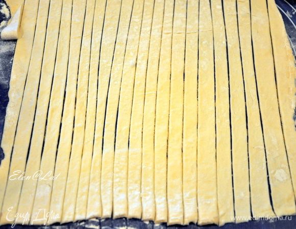 Способ приготовления: Куриный фарш смешать с мелко нарезанным репчатым луком, можно прокрутить через мясорубку, добавить яйцо, соль, перец. Слоеное тесто разморозить, раскатать в пласт 0,5 см толщиной и нарезать тонкими полосками.