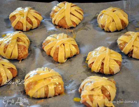 Сформировать из фарша котлетки. Обмотать котлетки жгутиками из теста. Выложить клубочки на противень, застеленный пергаментом и смазать клубочки взбитым желтком. Выпекать в заранее разогретой до 180С духовке до золотистого цвета, минут 30-40