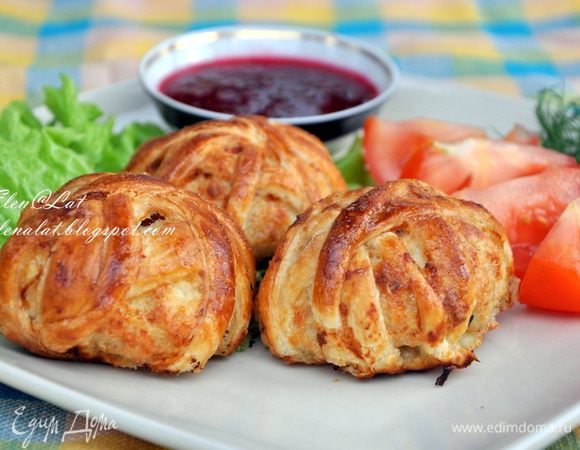 Подавать котлетки-клубочки с листьями салата и с брусничным соусом))) Приятного аппетита!!! Нам было очень вкусно)))