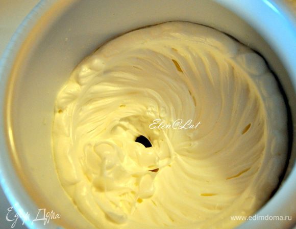 Бисквит. Белки взбить до густоты, добавить лимонную кислоту, соль и сахар, взбивать примерно пару минут. Масса должна быть мягче. чем на безе. Добавить муку, смешанную с сахарной пудрой, и аккуратно перемешать.