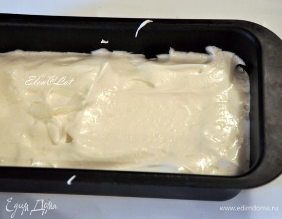 Тесто выложить в небольшую прямоугольную форму (10х20 см) или в круглую диаметром 16–18 см. Стенки формы ничем не смазывать. Выпекать в заранее разогретой до 180°C духовке примерно 20–30 минут.