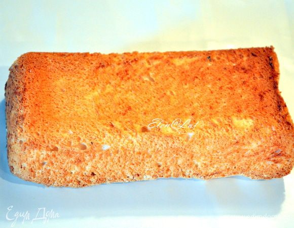 Когда бисквит будет готов, не вытаскивая его из формы, поставить остывать вверх дном. Достать из формы. Посыпать сахарной пудрой.