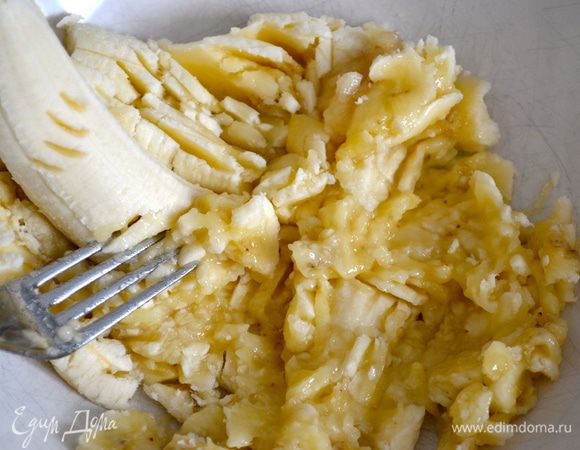 Духовку включить на 180 С. Бананы раздавить вилкой до кашеобразного состояния.  