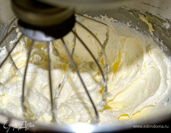 Просеять муку, разрыхлитель, соду и щепотку соли. С помощью ручного миксера (или комбайна) взбить до кремообразного состояния размягченное масло, сахар, цедру апельсина и ваниль. 