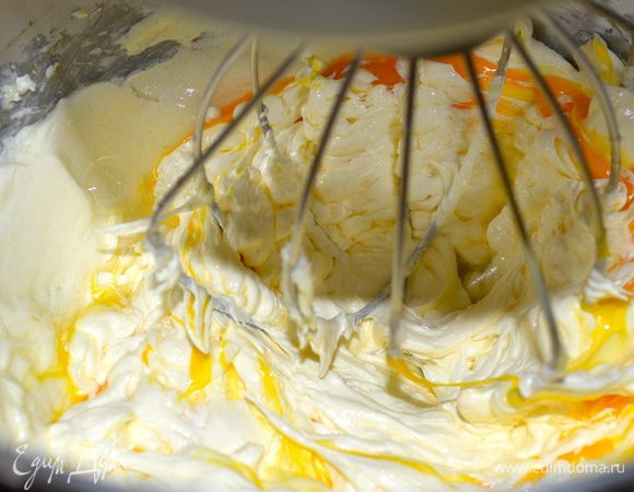 Добавить по одному яйца, продолжая взбивать.