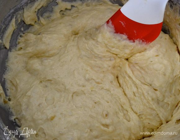 Поочередно частями добавить смесь сухих ингредиентов, бананы и (если Вы его добавляете) изюм (предварительно замоченный небольшим количеством горячей воды).  