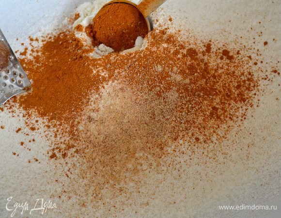 Приготовить крошку для присыпания поверхности кольца. Для этого просеять муку, добавить корицу и мускатный орех...,   