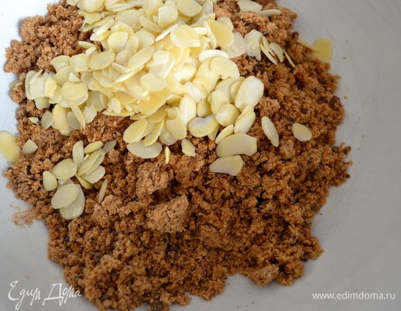 Добавить масло, и растереть смесь в мокрую крошку. К полученной крошке добавить молотый миндаль. У меня на этот раз миндальные хлопья... 
