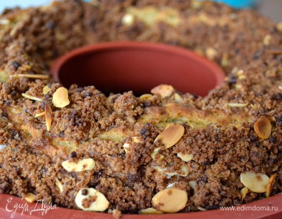 Готовность проверить деревянной шпажкой. Пирог очень хорошо поднимется!!! Готовому кольцу дать немного постоять в форме. А затем переложить на поднос.