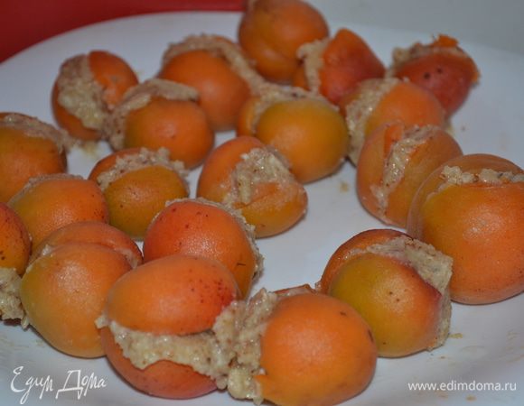 Абрикосы очищаем от косточек. В одну половинку абрикоса кладем 1 коф. л начинки миндальной и закрываем второй половинкой абрикоса.