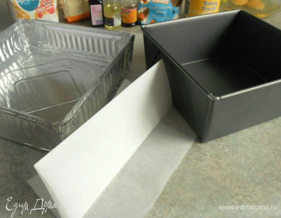 Разогрейте духовку до 180*С/ газ на 4.

Металлическую квадратную форму 20 х 20 см смажьте маслом. Сегодня я использую одноразовую, как пример, что и такой можно обойтись.