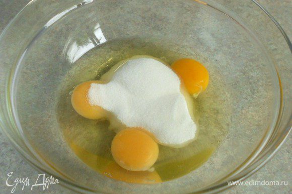 Остальной сахар взбейте с яйцами комнатной t , миндальной и ванильной эссенциями.