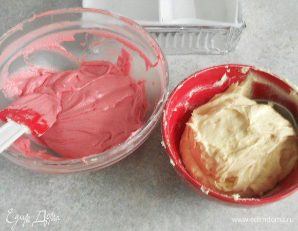 Разделите тесто на 2 равные части (я взвешиваю на кухонных весах). В одну из них добавьте красный или розовый пищевой краситель, равномерно перемешайте. Цвет должен быть достаточно контрастным, иначе "красоты" не получится.))) Мне нравится краситель в виде геля, жидкий даёт менее интенсивный цвет и при выпечке очень бледнеет.