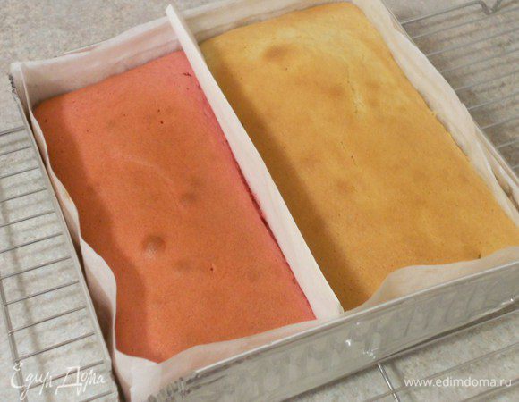  Коржи должны хорошо подняться, проверьте готовность деревянной палочкой. Считаю, что лучше немножко передержать, чем  оставить влажным. Всё равно верхняя корочка срезается, а коржи будут более лёгкими.
Выньте из духовки, оставьте в форме на 5-10 мин. Затем проведите ножом между стенками формы и коржами, если не выкладывали пекарскую бумагу, опрокиньте  их на решётку.
