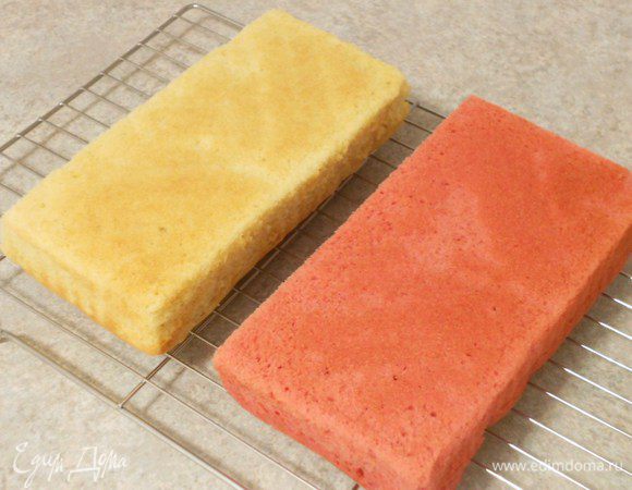 Если коржи поднялись неравномерно, нежно прижмите сверху выпуклые места до нужного уровня. Оставьте до полного охлаждения. Желательно оставить их на сутки, завернув в полотенце.