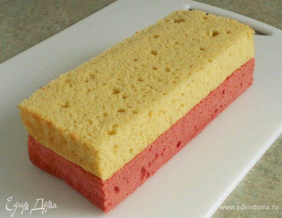 Чтобы собрать пирог, положите коржи друг на друга, обрежьте подсохшие края, делая коржи одинакового размера. Верхние поджаренные и не очень ровные поверхности лучше срезать.