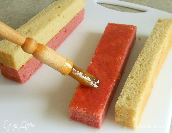 Разогрейте в сотейнике абрикосовый джем и протрите его через частое ситечко.

С помощью кисти нанесите джем на горизонтальную поверхность одного из брусочков и положите сверху другой, контрастного цвета.