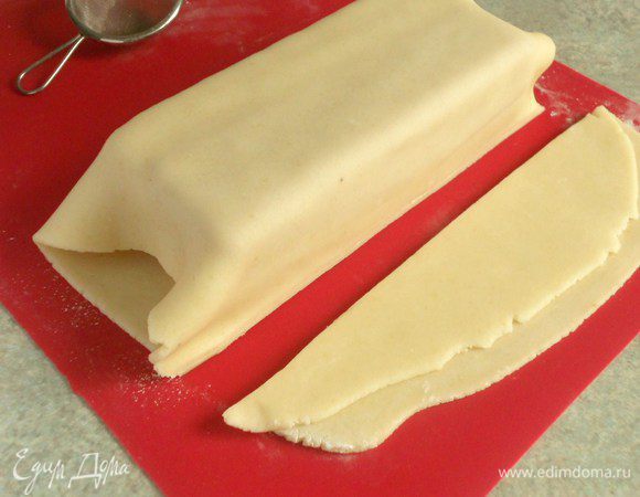  Для аккуратности лучше подравнять  их ножом и разместить шов  по нижнему ребру пирога. Рекомендуют защипать край, но в этом нет необходимости- марципан хорошо держится на джеме.
