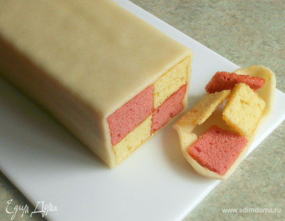 Отрежьте по тоненькому ломтику с каждого торца и перенесите пирог на сервировочное блюдо.