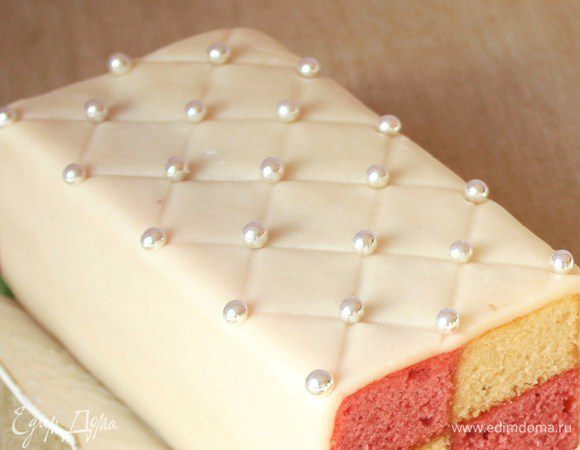 Тыльной стороной ножа нанесите традиционный сетчатый рисунок, при желании украсьте сахарными бусинами. Приятного чаепития!