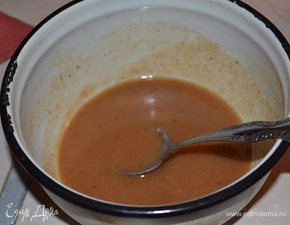 Приготовим ромовый соус: в маленьком сотейнике смешиваем масло и сахар,  ставим на огонь на несколько минут. Варим карамель несколько минут (я брала обычный белый сахар, коричневого у меня не было, если у вас коричневый, то долго варить не надо, только что-бы сахар расплавился). Добавляем остальные ингредиенты и провариваем несколько минут соус.