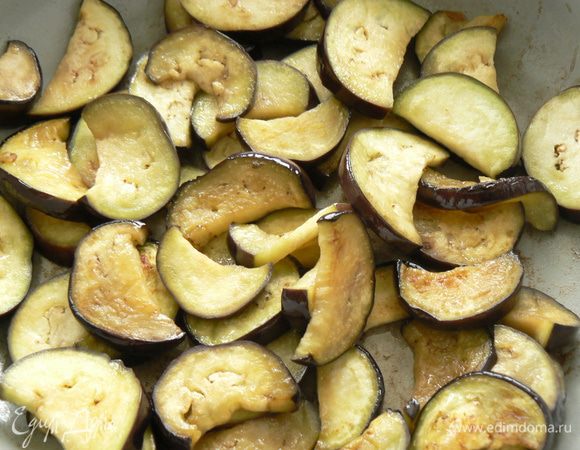 Баклажаны порезать на ломтики. Немного обжарить ломтики баклажанов,  используя 2 ст л оливкового масла