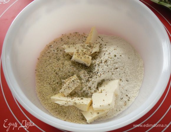 для посыпки смешайте муку, панировочные сухари и кусочки масла