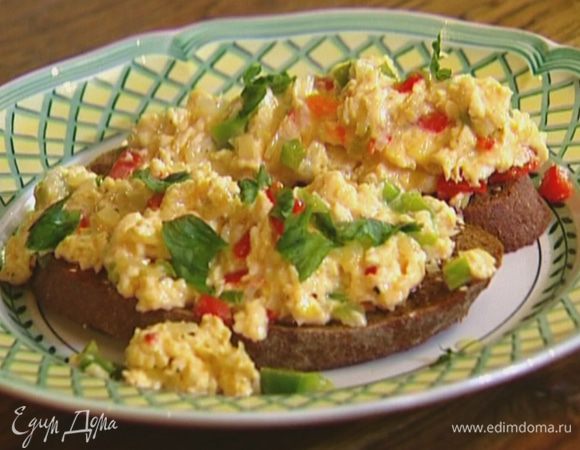 Листья базилика измельчить руками и посыпать бутерброды.