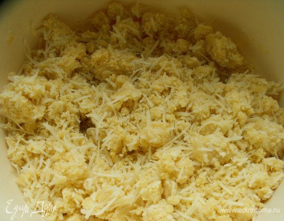  Добавляем тертый сыр, соль, перец и замешиваем крутое тесто.