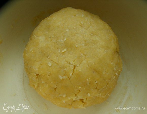  Тесто скатываем в шар, заворачиваем в плёнку и кладем в холодильник на 3 часа.