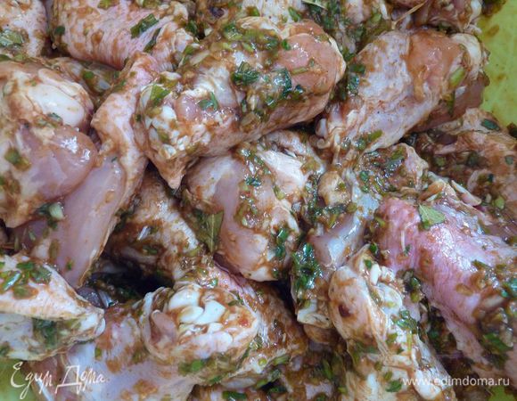 В кухонном комбайне, перемолоть зеленый лук, чеснок, лавровый лист, чили, уксус, тимьян, душистый перец, 1 столовая ложка соли и 2 столовые ложки перца до грубого помола. В большой неглубокой посуде, перемешайте крылья  с пастой и поставить в холодильник минимум на 1 час (или до 1 суток).
