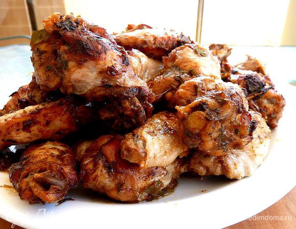 Разогреть духовку до 220 градусов. Разложить крылышки  на фольгу и запекать до коричневого цвета, от 45 до 50 минут, (на 20 минуте перемешать )  . 
