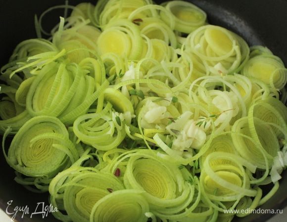 Порей (только белую часть) нарезать тонкими колечками, чеснок порубить, с тимьяна оборвать листочки. Разогреть оливковое масло и пассеровать лук с чесноком и тимьяном 2-3 минуты.